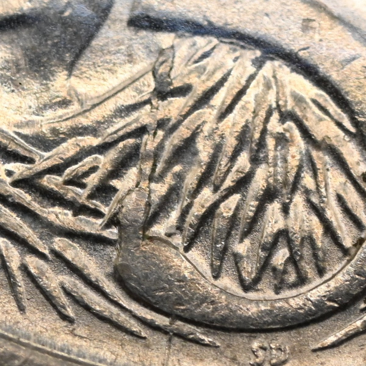 Close up of 2001 5c Flamingo CUD error on coin reverse